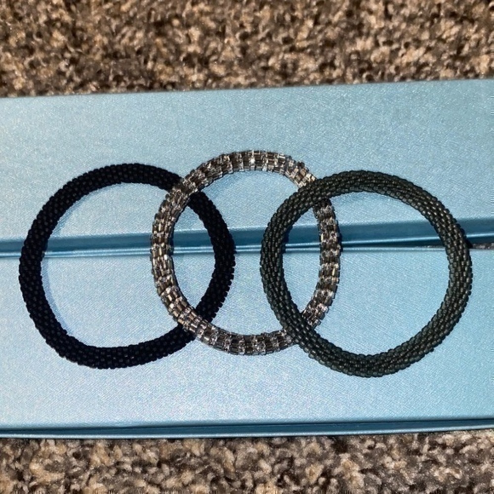 Bracelets x3
